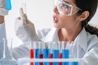 科學(xué)家與DNA 女科研者在媒體屏幕前的生物科技探索者之歌